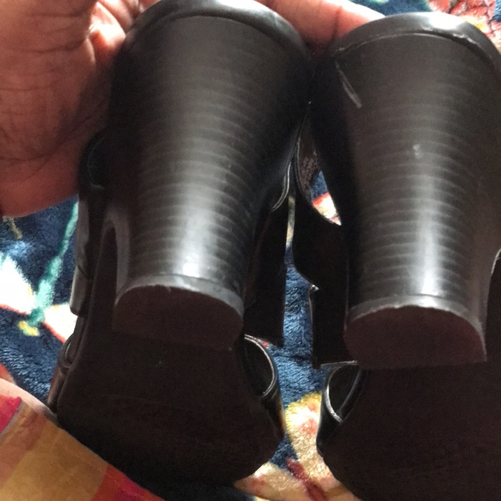 Black Strappy Block Heel 9 1/2 W Sandals - Picture 4 of 5